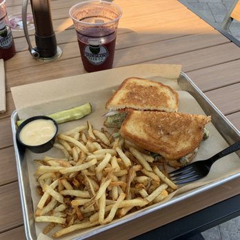 FourScore Beer Co. - Grilled chicken sandwich - Breweries Near Me - Gettysburg, Pennsylvania FourScore Beer Co. - Grilled chicken sandwich - Breweries Near Me - Gettysburg, Pennsylvania
