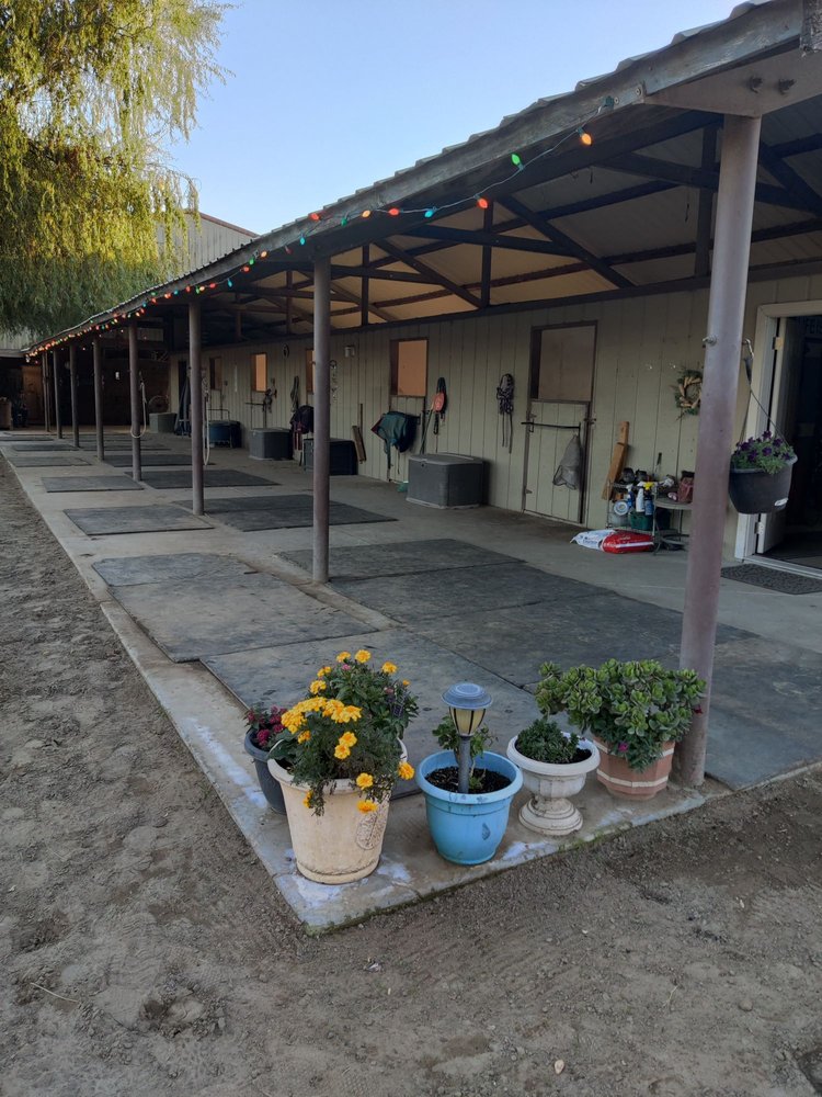 RINGWOOD STABLES Updated September 2024 17 Photos 22 Cruz Rd
