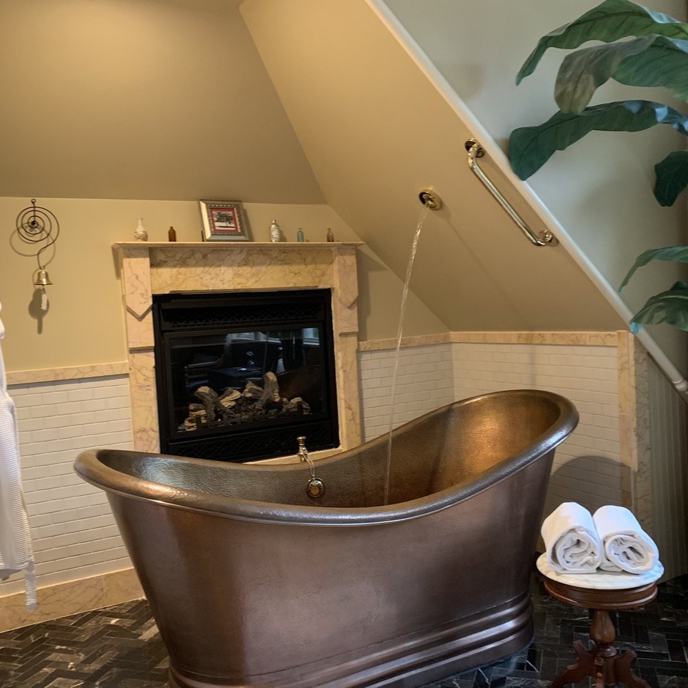 Ann Bean Mansion - Solarium tub - Bed & Breakfast Near Me - Stillwater, Minnesota