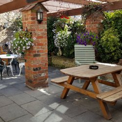 Stirrup Inn - Pretty patio space