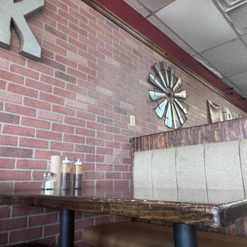 Uncle's BBQ  - Interior - Barbeque Near Me - Tomball, Texas