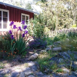 River Rock Vacation Cottage - Front entry to River Rock Cottage, with the garden in the foreground.