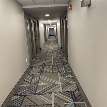 Holiday Inn Express Augusta Downtown - Long hallways to the room - Hotels Near Me - Augusta, Georgia