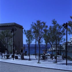 Corniche Kennedy - Le nouveau petit jardin public des Catalans avec boulodrome