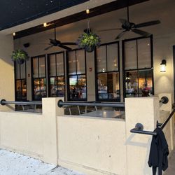 Brick City Southern Kitchen & Whiskey Bar - Outside seating area