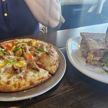 Crust Pizza Co. - Kingwood Place - Sausage pepper pizza and chicken club Flatbread pizza - Pizza Near Me - Kingwood, Texas Crust Pizza Co. - Kingwood Place - Sausage pepper pizza and chicken club Flatbread pizza - Pizza Near Me - Kingwood, Texas