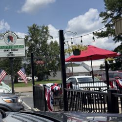Dugger Mountain Fudge and Coffee Co - Parking/patio seating