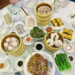har gow, chow fun, cha siu bao, pork spareribs, shrimp and beef rice rolls, stir fried garlic green beans, yu choy with oyster sauce har gow, chow fun, cha siu bao, pork spareribs, shrimp and beef rice rolls, stir fried garlic green beans, yu choy with oyster sauce
