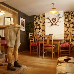 Charivaris Wintergarten - Der originelle "Stadel" im Restaurant mit "Lederhosenstühlen"