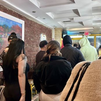 D’la Para Pica Pollo - Inside (this place is crazy busy) - Dominican Near Me - New York, New York