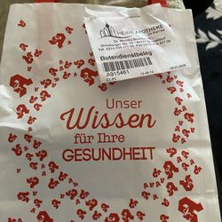 Hübsch verpackt. Der Bote hat sich sehr über das Trinkgeld gefreut.