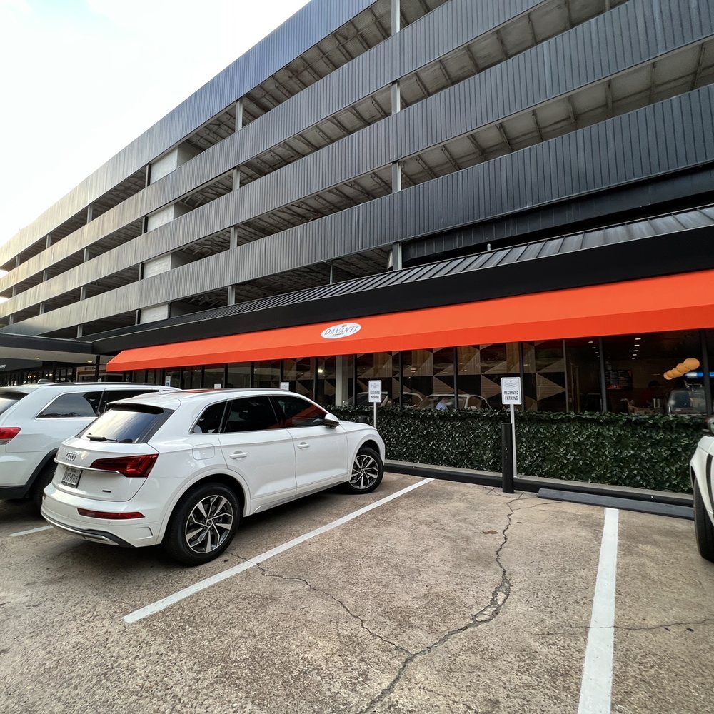 Davanti Ristorante - Parking lot - there are only a handful of spots - Italian Near Me - Houston, Texas Davanti Ristorante - Parking lot - there are only a handful of spots - Italian Near Me - Houston, Texas