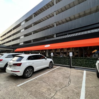 Davanti Ristorante - Parking lot - there are only a handful of spots - Italian Near Me - Houston, Texas Davanti Ristorante - Parking lot - there are only a handful of spots - Italian Near Me - Houston, Texas