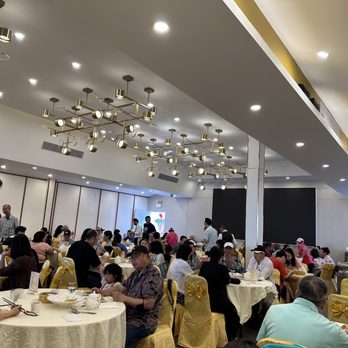 Fifty Bay - Full house today - Seafood Near Me - Flushing, New York