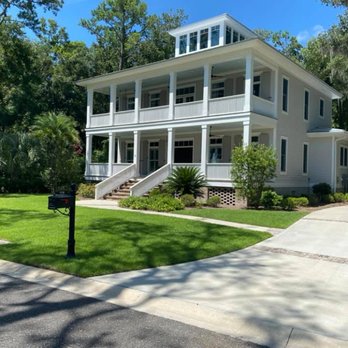 Green Turf Logic - the front of a white house - Lawn Services Near Me Green Turf Logic - the front of a white house - Lawn Services Near Me