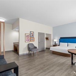 Hampton Inn & Suites Palestine - Guest room