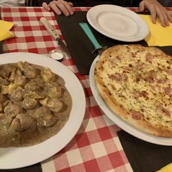 Amalfi - Fagottini de queso y pera con salsa tartufata y Pizza Espantaviejas