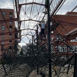 Spielplatz am Lokschuppen - Hauptattraktion: Die Riesenkletterspinne mit vier Spitzen! Ist aber auch so ziemlich die einzige Attraktion (September 2023)