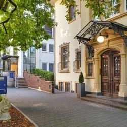 Ortho-Klinik Rhein-Main - Der Eingang - Klinik und Praxis in der Frankfurter Straße 108