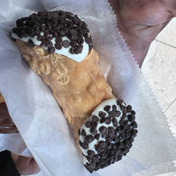 Mike's Pastry - Cannolis - Bakeries Near Me - Boston, Massachusetts