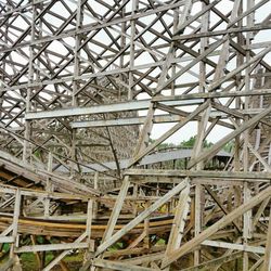 Roar - Just one of many 'headchopper' style effects (note the open-sided tunnel in the background)