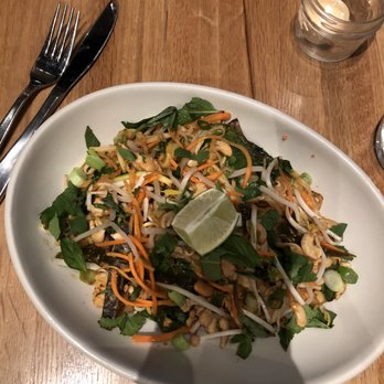 True Food Kitchen - Cashew Pad Thai with Chicken Add On - New American Near Me - Austin, Texas