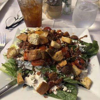 Murphy's Hotel Restaurant - Blue salad - American Near Me - Murphys, California