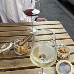 Foraperfora - Sitting outside waiting for our reservation!