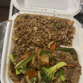 Wing's Gardens - Szechuan beef with chicken fried rice - Chinese Near Me - Oak Park, Michigan Wing's Gardens - Szechuan beef with chicken fried rice - Chinese Near Me - Oak Park, Michigan