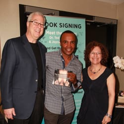 Eisenberg Ted, DO, FACOS, FAACS - In Hollywood in the Oscars Gifting Suite: Sugar Ray Leonard called "The Scoop On Breasts" a knockout!