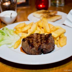 Montero - Ein typisch argentinisches MonTero-Hüftsteak medium gegrillt, mit Steak-House-Pommes, Sourcream-Dipp und Knoblauchbrot
