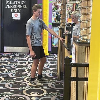 Party Safari - Manager or owner is the blonde woman. She has no people skills. - Arcades Near Me - Flowood, Mississippi