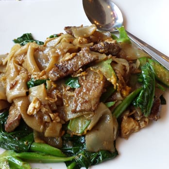 Royal Thai Restaurant - Pad See Ew with Beef, just delicious - Thai Near Me - Chicago, Illinois