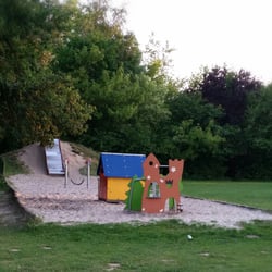 Gemeentelijk Zwembad Aartselaar - Speeltuin zichtbaar vanuit het terras.