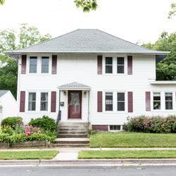 Manitowoc Property Management - Large, 2 story home on the North side of Manitowoc, WI
