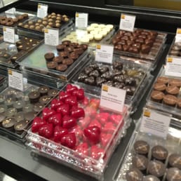 Pascal Caffet - i Cioccolatini. Aime-moi: i curiocini rossi. Quando si dice avere Buon Cuore:-) - food - Desserts Near Me - Milan, Michigan