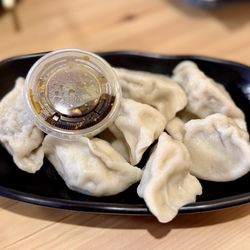 Honey D Cafe - Pork w/ Chives Dumplings (8 Pieces) / 韮菜猪肉蒸饺