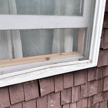 Cold Spring Lodge - One of many broken window screens - Hotels Near Me - Big Indian, New York