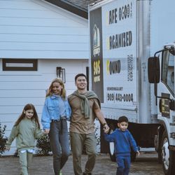 SOS Moving - Happy family in their new home