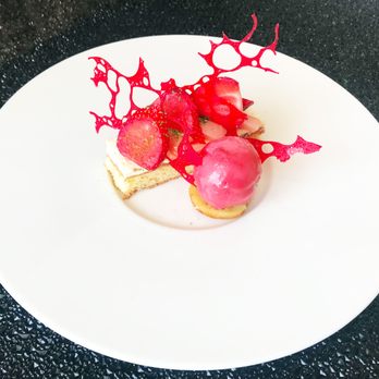 Autour de la Table - Finger fruité, fraises, rhubarbe et victoria sponge cake - French Near Me - Huningue, 68 Autour de la Table - Finger fruité, fraises, rhubarbe et victoria sponge cake - French Near Me - Huningue, 68