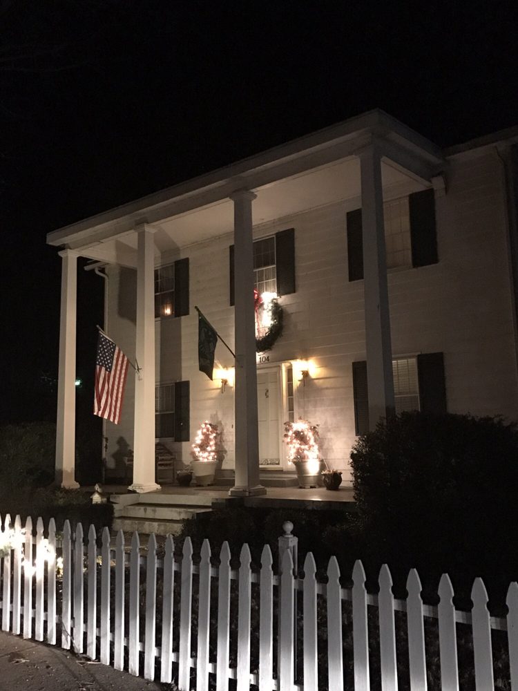 BRIDGEWATER INN & COTTAGE 10 Photos 104 W College Strett