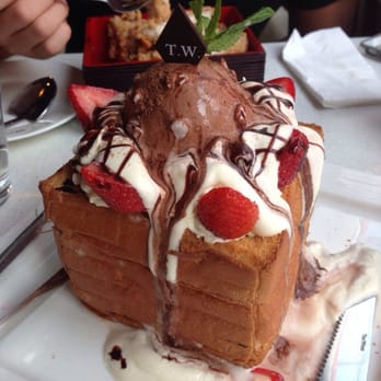 茶木‧台式休閒餐廳 - Chocolate strawberry brick toast with rocky road ice cream - Desserts Near Me - Hong Kong, HK