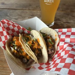 El Coronel food Truck - carne de asada tacos with hot sauce and an IPA
