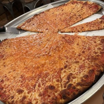 Roseland Apizza - XL mozzarella and sauce with garlic - Pizza Near Me - Derby, Connecticut