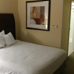 Queen bed at HGI Durham Southpoint