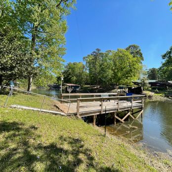 Sunflower Hideaway - Can dock at our pier if you have a boat. Warm weather brings in catfish here. Fun to fish or throw out bread crumbs here. - Bed & Breakfast Near Me - Hemphill, Texas