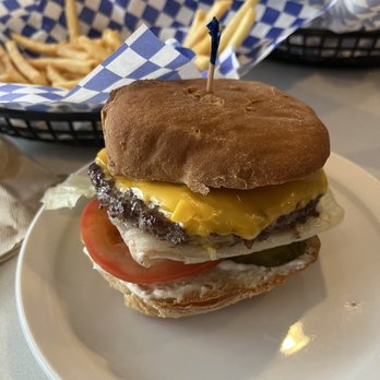 Skyline Restaurant - Cheeseburger with a gluten free bun - Burgers Near Me - Portland, Oregon Skyline Restaurant - Cheeseburger with a gluten free bun - Burgers Near Me - Portland, Oregon