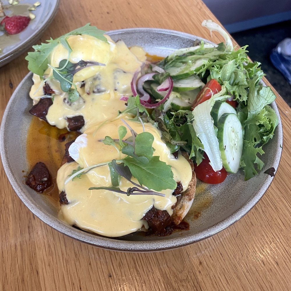600 Kitchen & Bar - Pork eggs Benedict - American Near Me - Kalamazoo, Michigan