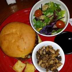 TGI Fridays - Hamburgare Jack Daniels med sallad och roasted mushrooms.