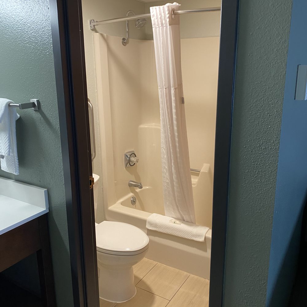 Quality Inn Hamilton Bitterroot Valley - Small bathroom. - Hotels Near Me - Hamilton, Montana Quality Inn Hamilton Bitterroot Valley - Small bathroom. - Hotels Near Me - Hamilton, Montana
